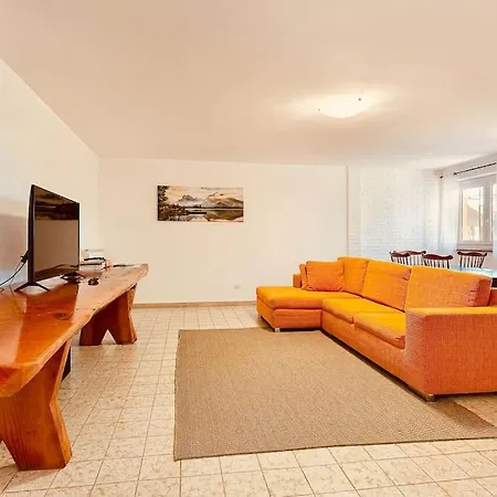 Spacious New 2 Bdr Walk-out Апартаменты Fara Novarese